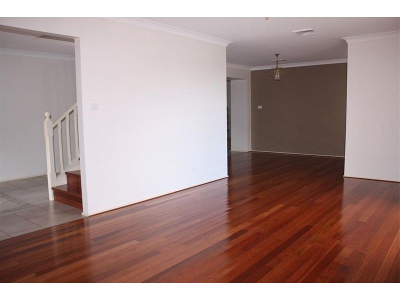 25  Delfin Dr, Wattle Grove NSW 2173