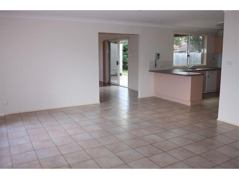 25  Delfin Dr, Wattle Grove NSW 2173