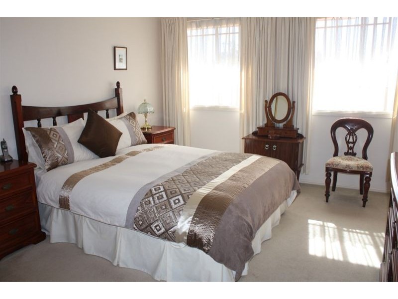 19  Jimbour Crt, Wattle Grove NSW 2173