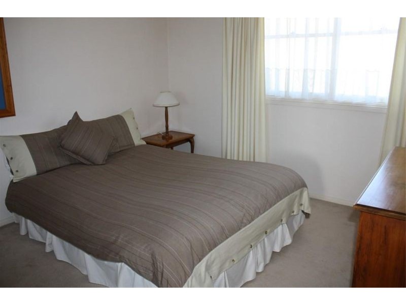 19  Jimbour Crt, Wattle Grove NSW 2173