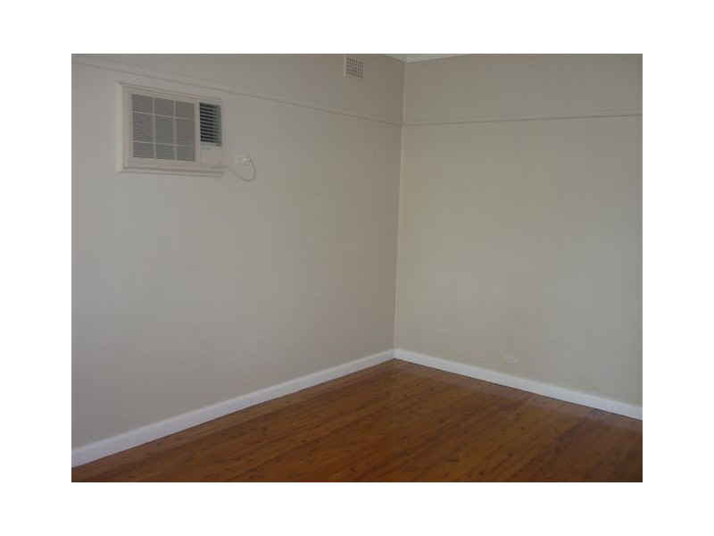 8 Bradshaw Ave, Moorebank NSW 2170