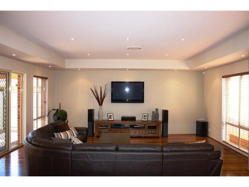 19 Bundarra Crt, Wattle Grove NSW 2173