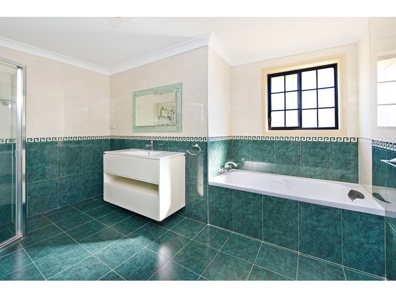 2 Creekwood Drive, Voyager Point NSW 2172