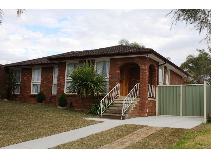 119 Harrow Rd, Glenfield NSW 2167