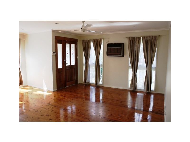 119 Harrow Rd, Glenfield NSW 2167