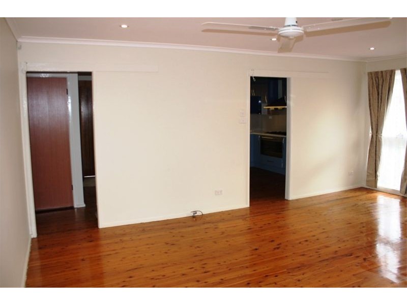 119 Harrow Rd, Glenfield NSW 2167