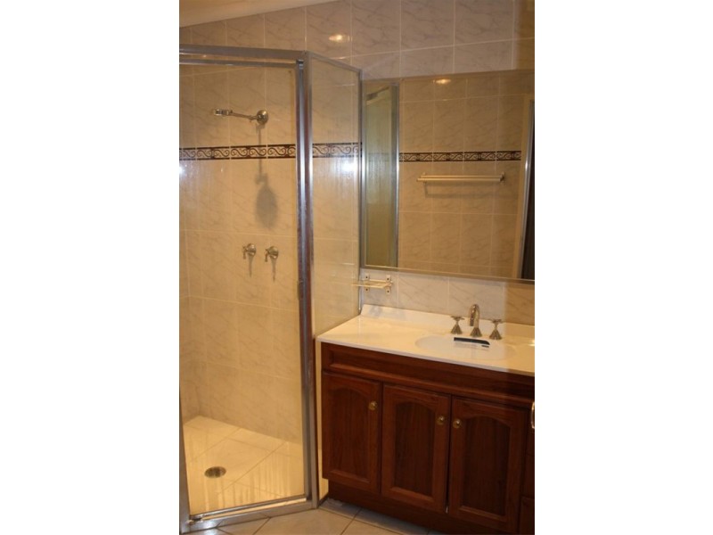 119 Harrow Rd, Glenfield NSW 2167