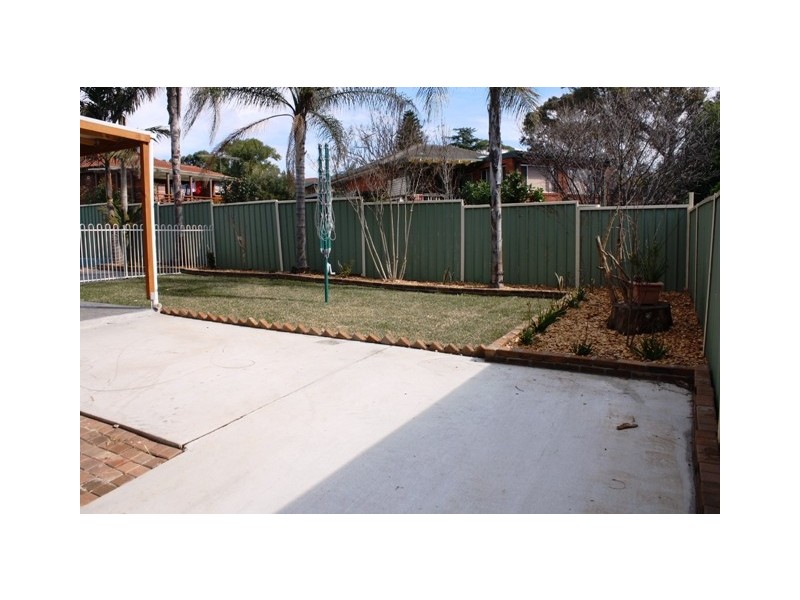 119 Harrow Rd, Glenfield NSW 2167