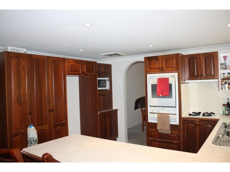 16 Beddington Crt, Wattle Grove NSW 2173