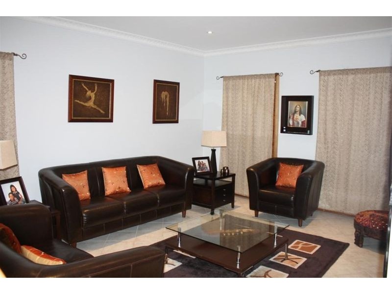 12  Jenolan Crt, Wattle Grove NSW 2173