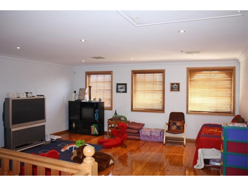 12  Jenolan Crt, Wattle Grove NSW 2173