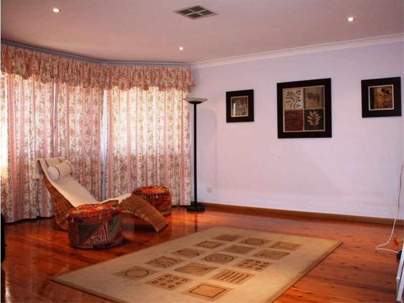 12  Jenolan Crt, Wattle Grove NSW 2173