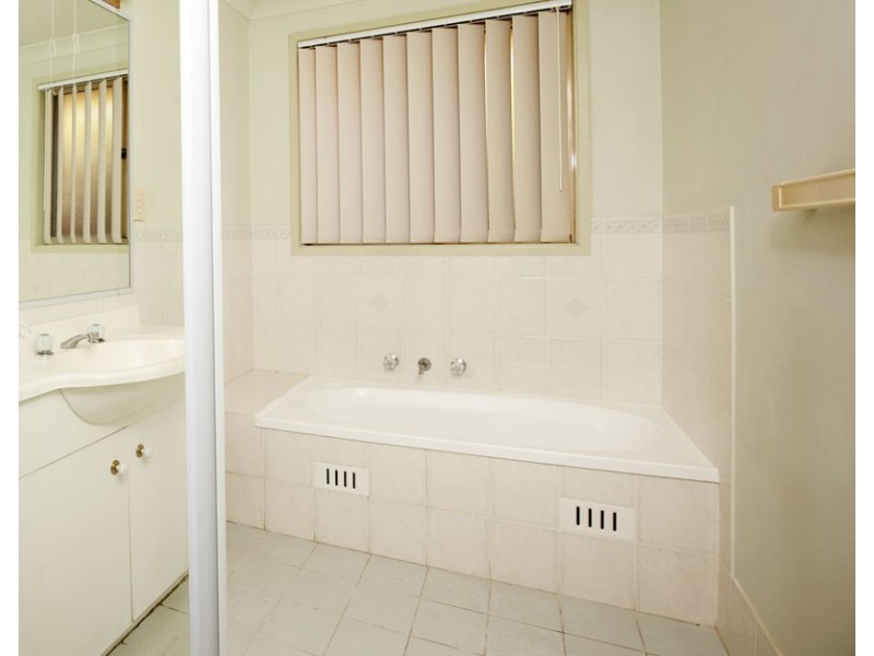 7 Brownlow Crt, Wattle Grove NSW 2173