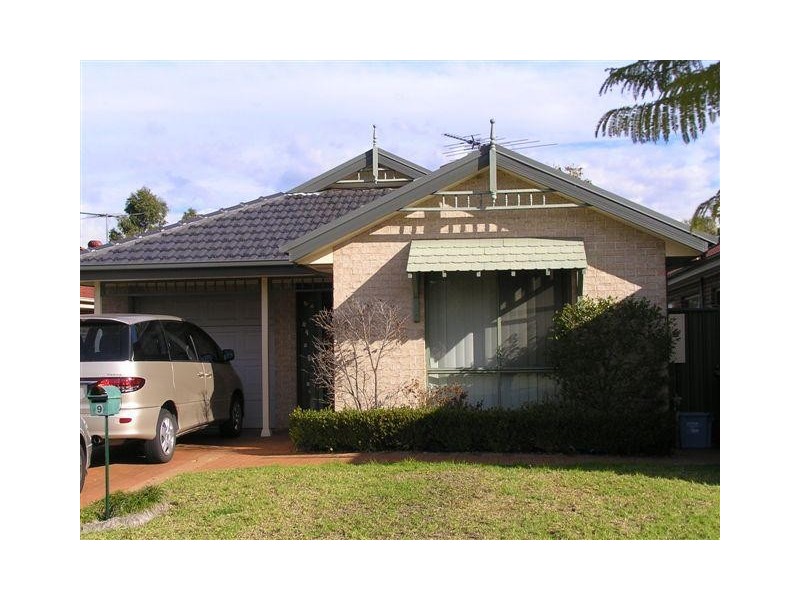 9 Torrens Crt, Wattle Grove NSW 2173