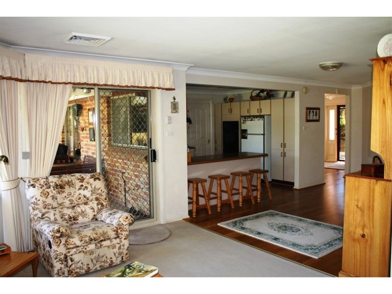 19  Jimbour Crt, Wattle Grove NSW 2173