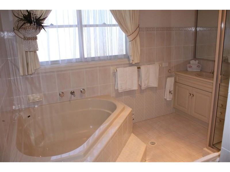 19  Jimbour Crt, Wattle Grove NSW 2173