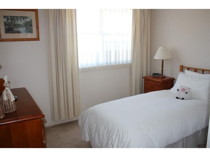 19  Jimbour Crt, Wattle Grove NSW 2173