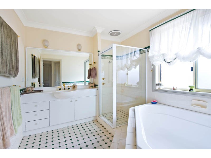 2 Eildon Court, Wattle Grove NSW 2173