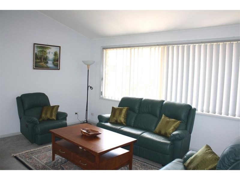 33 Daintree Drive, Wattle Grove NSW 2173