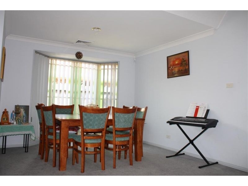 33 Daintree Drive, Wattle Grove NSW 2173