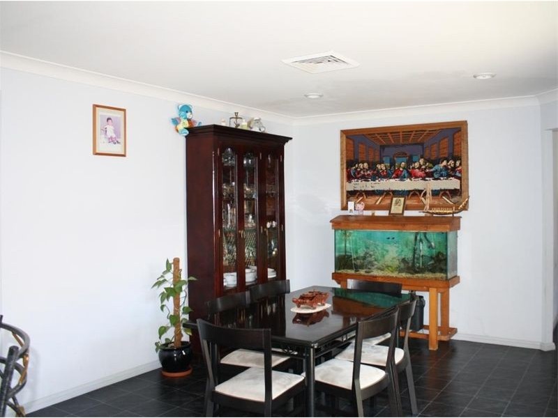 33 Daintree Drive, Wattle Grove NSW 2173