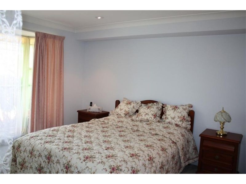 33 Daintree Drive, Wattle Grove NSW 2173