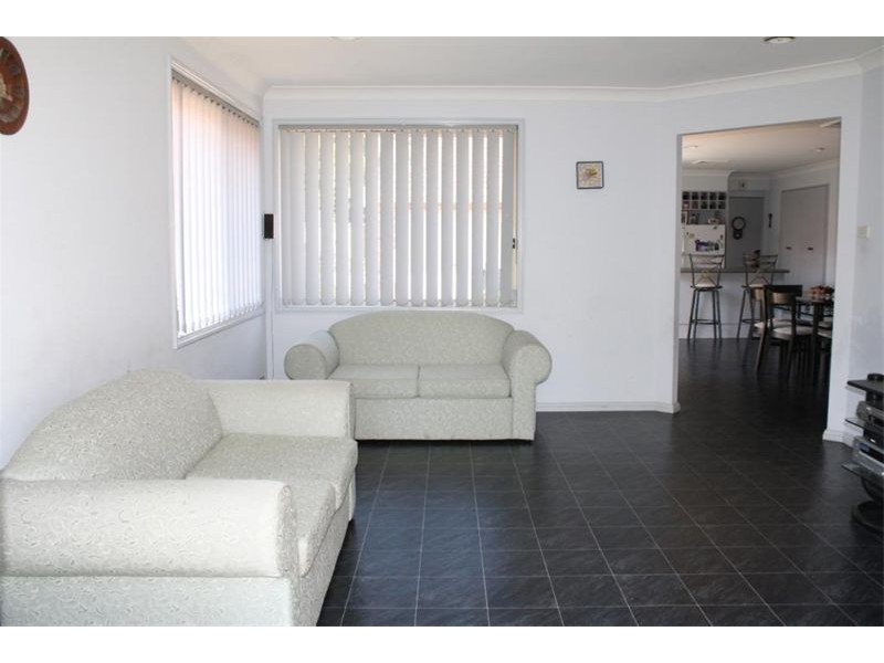 33 Daintree Drive, Wattle Grove NSW 2173