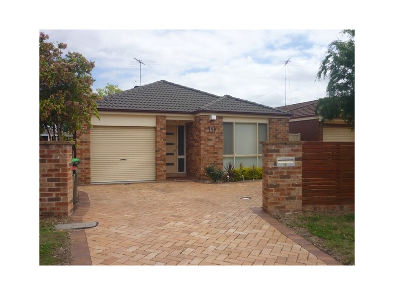 19 Bridges Ave, Wattle Grove NSW 2173