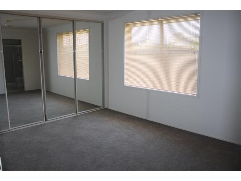 15 Jenolan Crt, Wattle Grove NSW 2173