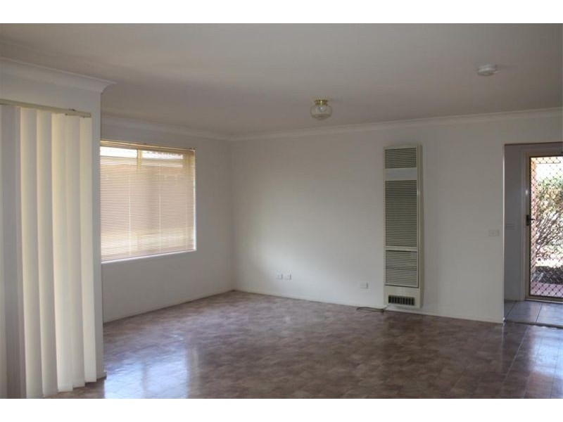 15 Jenolan Crt, Wattle Grove NSW 2173