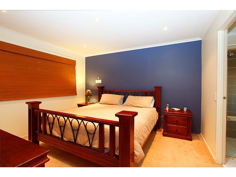 24  Valleyfield Crt, Wattle Grove NSW 2173