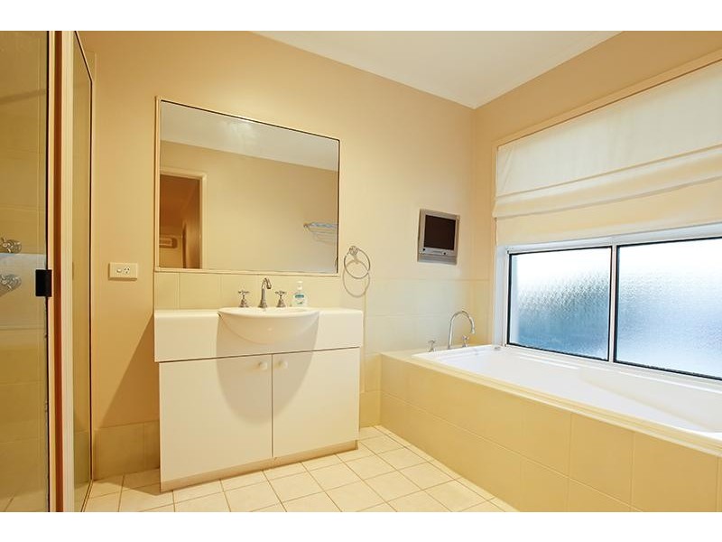 24  Valleyfield Crt, Wattle Grove NSW 2173