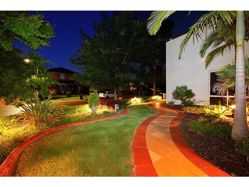24  Valleyfield Crt, Wattle Grove NSW 2173