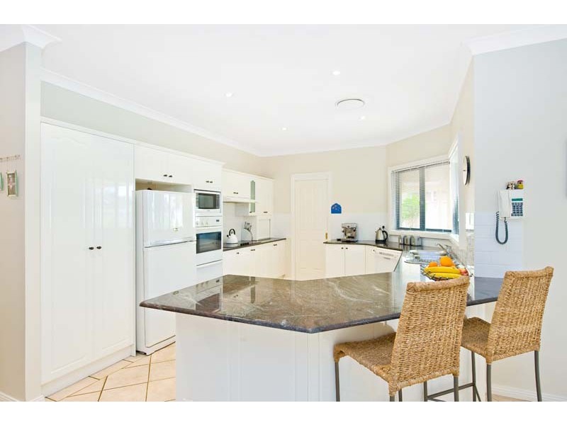 16 Woodlake Crt, Wattle Grove NSW 2173