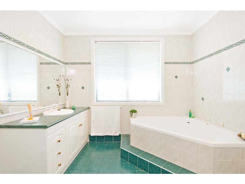 16 Woodlake Crt, Wattle Grove NSW 2173