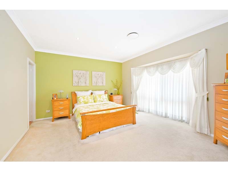16 Woodlake Crt, Wattle Grove NSW 2173