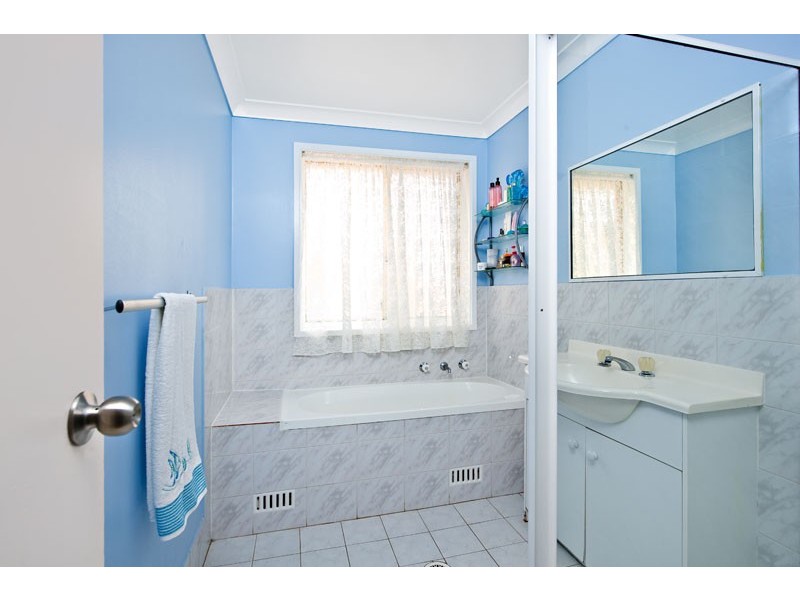 21  Farnborough Crt, Wattle Grove NSW 2173