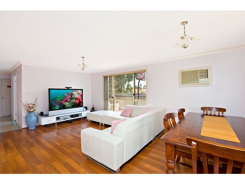 21  Farnborough Crt, Wattle Grove NSW 2173