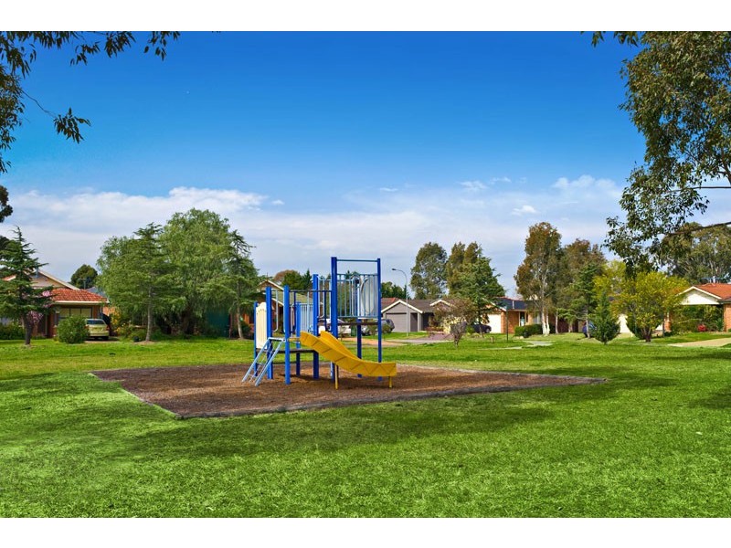 21  Farnborough Crt, Wattle Grove NSW 2173