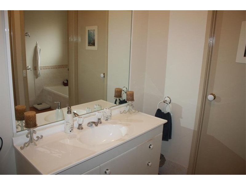 34  Kinchega Crt, Wattle Grove NSW 2173