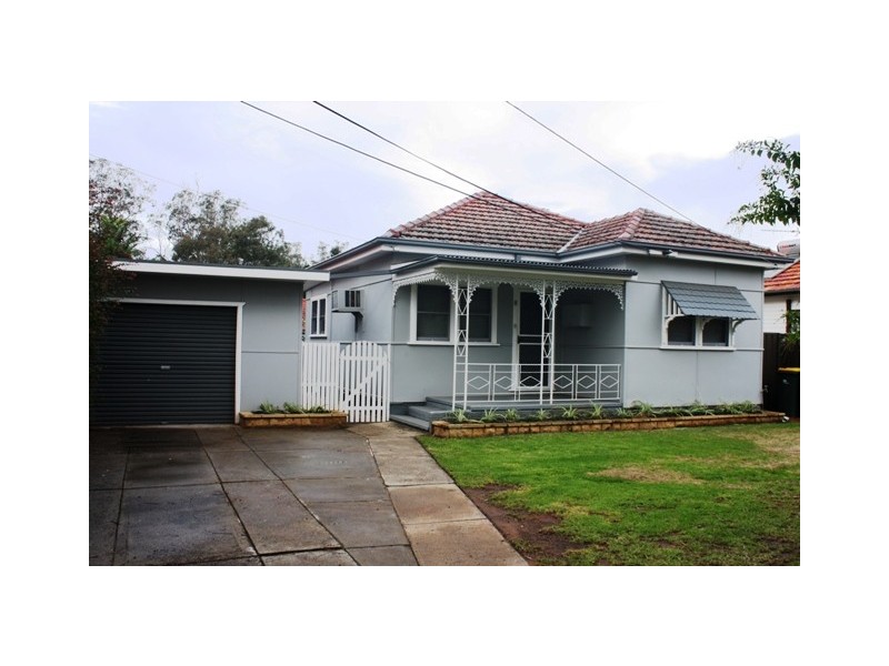 8 Bradshaw Ave, Moorebank NSW 2170