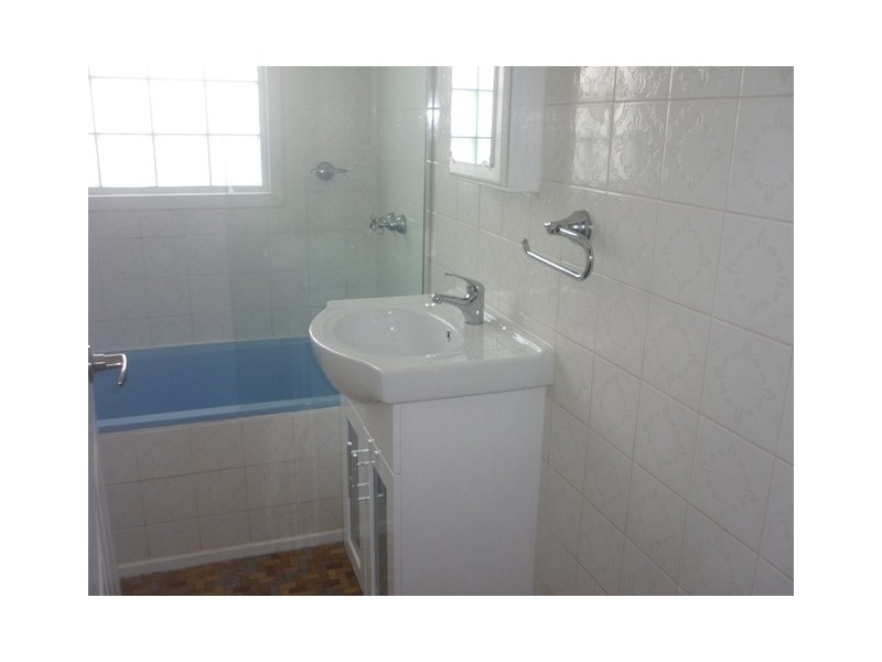 8 Bradshaw Ave, Moorebank NSW 2170