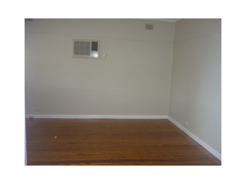 8 Bradshaw Ave, Moorebank NSW 2170