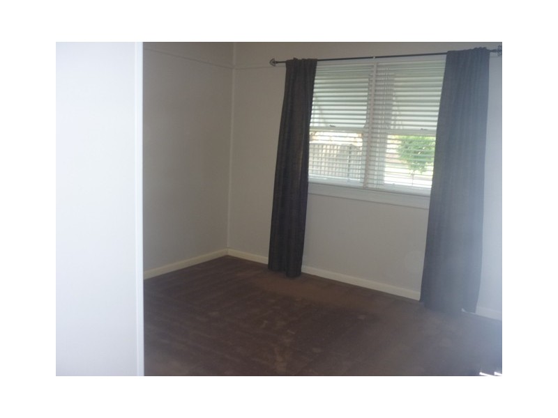 8 Bradshaw Ave, Moorebank NSW 2170