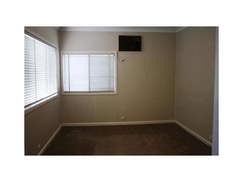 8 Bradshaw Ave, Moorebank NSW 2170