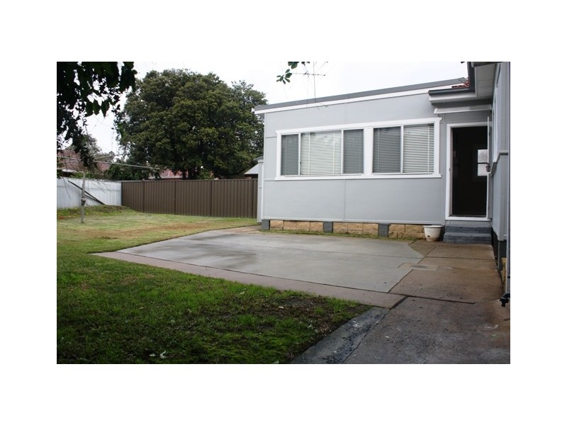 8 Bradshaw Ave, Moorebank NSW 2170