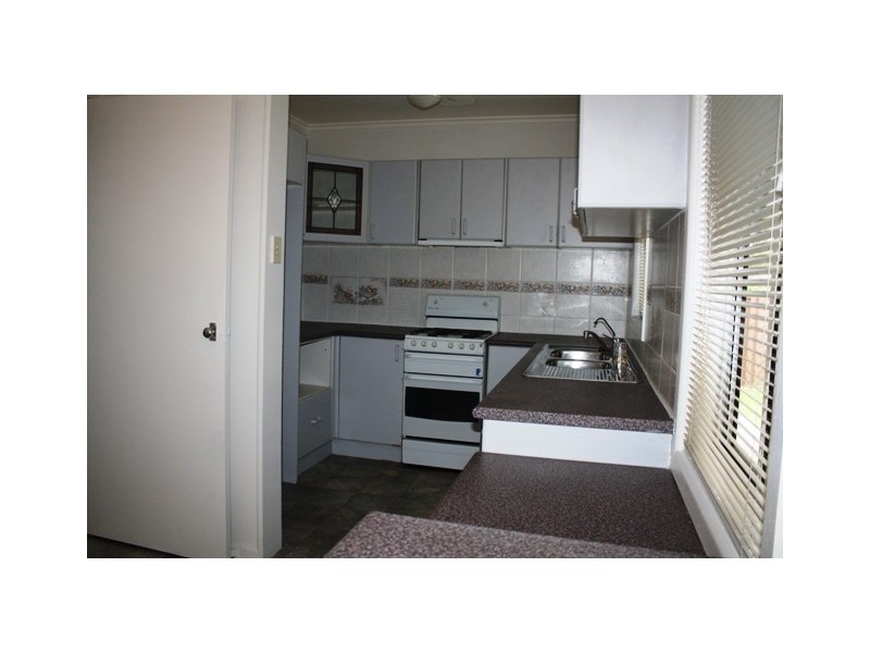 8 kendee St, Sadleir NSW 2168