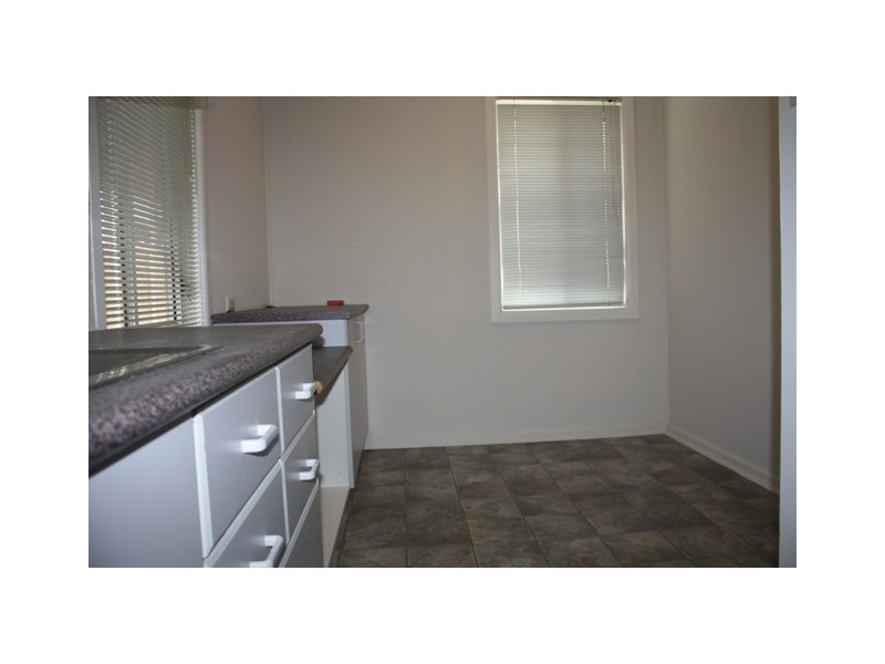 8 kendee St, Sadleir NSW 2168