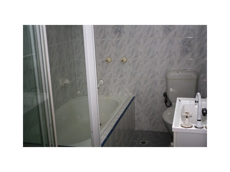 8 kendee St, Sadleir NSW 2168