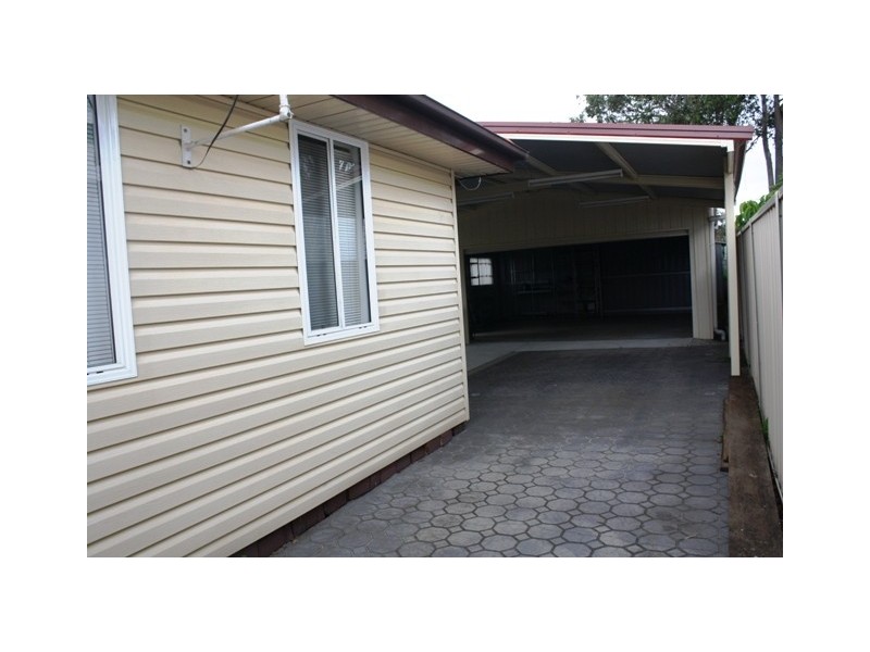 8 kendee St, Sadleir NSW 2168